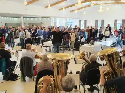 Erntedank-Gottesdienst in der Crown-Eventhalle in Altmoorhausen: Zum Anschluss wurde unter Begleitung des Posaunenchores gemeinsam ein Lied gesungen.