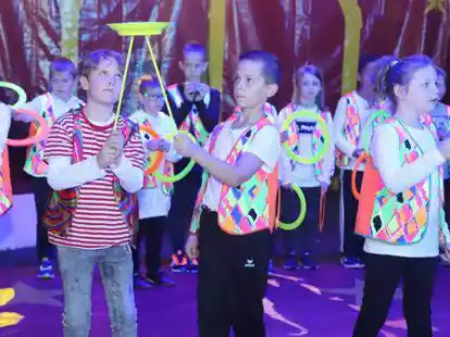 Mit tollen artistischen Leistungen begeisterten die Sch&uuml;lerinnen und Sch&uuml;ler der Grundschule Kampe im Zirkus &bdquo;Baldini&ldquo;.