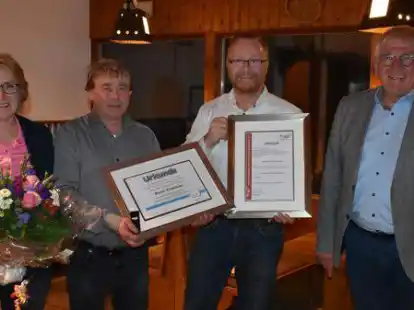 Auszeichnung: Mit einer goldenen und einer silbernen Ehrennadel wurde Bernd Ferneding (v.l.) ausgezeichnet. Die Auszeichnungen und Blumen f&uuml;r Frau Elke &uuml;berreichten NTC-Vorsitzender Karl-Heinz Looschen und Dr. Franz Stuke, Vorsitzender des Kreissportbundes.