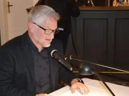 Autor Tomas Cramer las in Lindern aus seinem Norderney-Krimi &bdquo;Frostland&ldquo;.