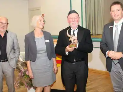 Krabbe-Preistr&auml;ger Hartmut K&uuml;hne (2. von rechts) nahm die Gl&uuml;ckw&uuml;nsche von Laudator Burkhard Leimbach, der &bdquo;Gezeiten&ldquo;-Vorsitzenden Renate Knauel und B&uuml;rgermeister Axel Linneweber (von links) entgegen.