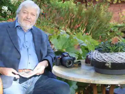 Kamera und Block bleiben ab jetzt Zuhause: Wilhelm Hellmann aus Scharrel hat mehr als 50 Jahre lang als freier Mitarbeiter f&uuml;r die Nordwest-Zeitung gearbeitet. Jetzt will er sich anderen Dingen widmen.