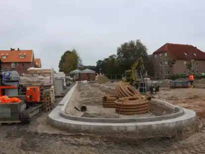 Umbau des Zobs Jever: Die neue Verkehrsinsel ist bereits gut zu erkennen. Der gesamte Busbahnhof ist k&uuml;nftig barrierearm zu erreichen.