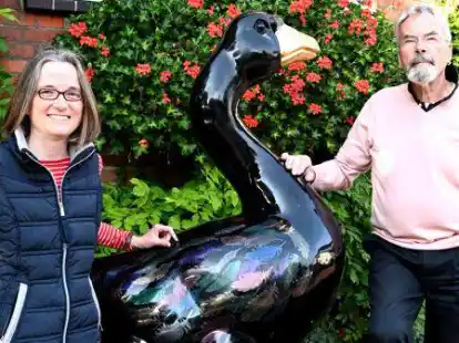 Die Standorte der Ganter in der Gemeinde Ganderkesee haben die Wirtschaftsf&ouml;rderung, hier Christa Linnemann, sowie der Verein GanterART, hier Vorsitzender Ecco Eichhorn, jetzt auf einer Karte im Internet ver&ouml;ffentlicht.