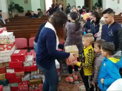 Rum&auml;nienhilfe: Das ist Nikolaus in der Kirche von Scheindorf, einem alten Schwabendorf. Es leben nur noch wenige alte, arme Schwaben hier. Es haben sich hier Roma angesiedelt.