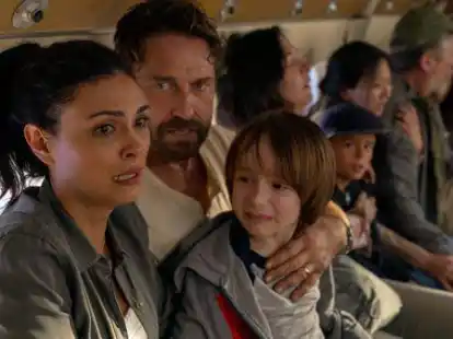 Gerard Butler (2. von links) als John Garrity, Morena Baccarin als Allison Garrity und Roger Dale Floyd als Sohn Nathan Garrity in einer Szene des Films &bdquo;Greenland&ldquo;