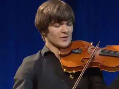 Jakow Pavlenko beim Vortrag der Solosonate von Ysaye.