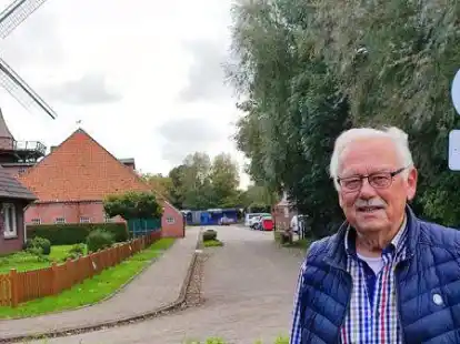 Von seinem Garten in Pewsum aus hat SPD-Ratsherr Theodor Cirksena ein weiteres Problemthema, die Kreuzung an der M&uuml;hle, permanent im Blick.