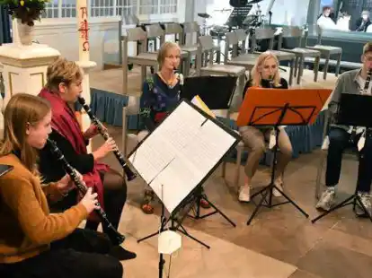 In der Harpstedter Christuskirche: die Klarinetten-Gruppe mit (von links) Pia Kaling, Musiklehrerin Jutta Heumann, Gaby Walther, Julia Stoermer und Piet-Ole Wulf
