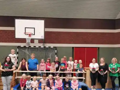 Wechsel beim Kinderturnen des TuS Ekern: Maren Ripken und Insa Ro&szlig;kamp (von links) &uuml;bergeben an Ayleen und Regina Hinrichs, Melanie und Marie M&uuml;ller (rechte Seite, von links). Die neue &Uuml;bungsleiterin Jasmine Honecker fehlt auf dem Bild.