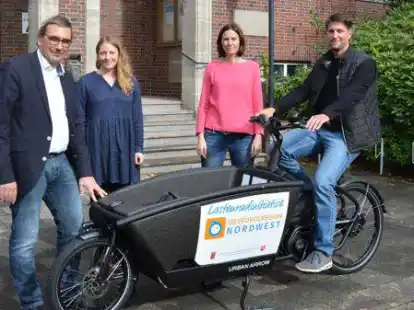 Freuen sich &uuml;ber ein neues Lastenrad im Landkreis Friesland: (von links) Sven Ambrosy, Marisa Tammen, Dr. Anna Meincke, Oliver Koopmann