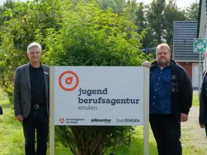 N&auml;her dran an den Sch&uuml;lern: Die Jugendberufsagentur ist in drei der vier Expo-H&auml;user eingezogen. Bernd Lei&szlig;, Klaus Voortmann sowie Thomas Jaspers und Volker Grendel stellten die R&auml;ume gestern vor.