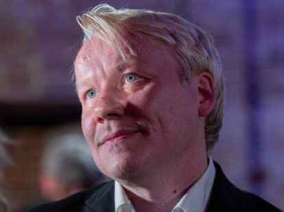 Konnte es noch gar nicht richtig fassen: Eirik Svensson aus Oslo, Regisseur von &bdquo;Betrayed&ldquo; und frisch gebackener Tr&auml;ger des 10.000 Euro schweren Bernhard-Wicki-Preises beim Emder Filmfest 2021.