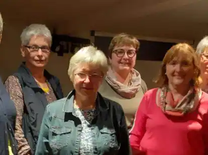 Der alte und neue Vorstand der Aper Landfrauen: Antje Ehlers (von links), Heidrun Frerichs, Inge Peter, Voline Gurk, Hildegard Janssen und Gunda Schr&ouml;der.