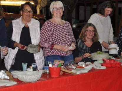 Immer in Aktion sind die Landfrauen, die hier auf der Diele von Alke Feise-Addicks (4. von links) basteln.