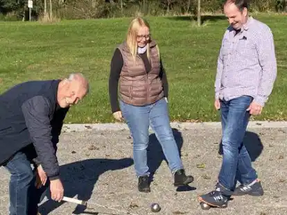 <p>In den spannenden Boulespielen geht es manchmal um Zentimeter. Deshalb haben die Fraktionsvertreter (von links) HaraldSch&ouml;ne (FDP), Brigitta Rosenow (Gr&uuml;ne) und Sven Schr&ouml;der (UWL)ganz genau nachgemessen.</p>