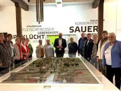 Ehrung f&uuml;r die Mitarbeiter des Senioren- und Pflegest&uuml;tzpunkts: Ehrenamtliche und Landrat Johann Wimberg (Mitte) beim Dankesch&ouml;n-Treffen im Moor- und Fehnmuseum in Elisabethfehn.