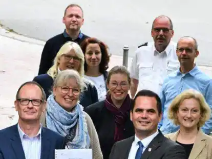 75 Seiten voller Hinweise von Eltern: Professor Dr. Karl Martin Born (vorne links) und B&uuml;rgermeister Kristian Kater pr&auml;sentieren den Abschlussbericht der Umfrage.