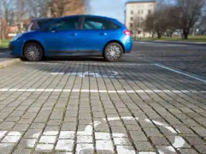 Ein Piktogramm weist einen Behindertenparkplatz aus.