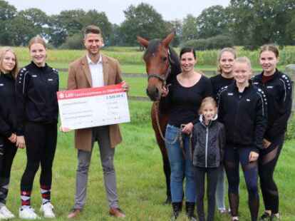 Die Landessparkasse zu Oldenburg (LzO), vertreten durch den Friesoyther Filialleiter Felix Immken, spendet 2500 Euro an den Reit- und Fahrverein Friesoythe. Dieser hat damit ein neues Pferd, die elfj&auml;hrige Stute Morita, mitfinanziert.