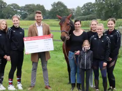 Die Landessparkasse zu Oldenburg (LzO), vertreten durch den Friesoyther Filialleiter Felix Immken, spendet 2500 Euro an den Reit- und Fahrverein Friesoythe. Dieser hat damit ein neues Pferd, die elfj&auml;hrige Stute Morita, mitfinanziert.