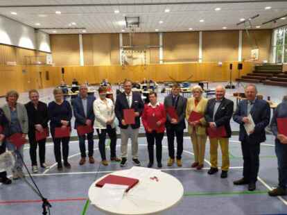 Viele Urkunden und Danksagungen: Diese Mitglieder des Norder Stadtrats wurden f&uuml;r ihre teils langj&auml;hrige politische Arbeit ausgezeichnet. Viele von ihnen verlassen die kommunalpolitische B&uuml;hne nun.