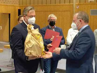 Ein Dankesch&ouml;n gab es auch f&uuml;r den scheidenden B&uuml;rgermeister Heiko Schmelzle (links).