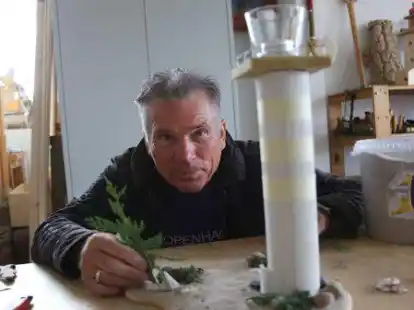 Zeigt, wie man mit einfachen Mitteln einen dekorativen Leuchtturm basteln kann: George Golz ist bei der Oldenburger Kunstschule f&uuml;r die Holzwerkstatt zust&auml;ndig.