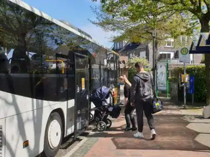 Der &bdquo;Huntesprinter&ldquo; nach Oldenburg und zur&uuml;ck h&auml;lt auch nachts am Bahnhof in Wildeshausen.