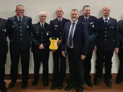 Im Rahmen der Jahreshauptversammlung der Feuerwehr Minsen sind Ehrungen und Bef&ouml;rderungen durchgef&uuml;hrt worden. Der scheidende B&uuml;rgermeister Bj&ouml;rn M&uuml;hlena (vierter von rechts) richtete zudem einige Gru&szlig;worte an die Kameraden.