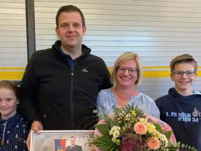 Der verabschiedete Ortsbrandmeister mit seiner Familie (von links): Malea, Hendrik, Jessika und Jan-Mico