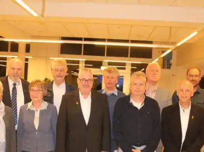 Von ihnen werden die Krummh&ouml;rner in der politischen Reihe nur noch einen vorne sehen: Waltraud Ehrentraut (SPD), Hermann Oost (SPD), Gerda Geiken (SPD), Wolfgang Skerhut (CDU), B&uuml;rgermeister Frank Baumann (SPD), Henning Paulsen-Jacobs (fbl), Ratsvorsitzender Heiko Ringena (fbl), Helmut Ro&szlig; (HaRo), Johann Willms (SPD) und Kevin de Vries (SPD). Ringena bleibt dem Gemeinderat erhalten, de Vries wechselt in den Kreistag.