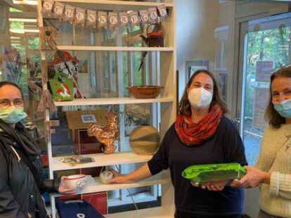 Rhonda Eich, Inga L&uuml;dke und Melanie Schmidt (von links) hoffen, dass das &bdquo;Schenkeregal&ldquo; in der Stadtb&uuml;cherei flei&szlig;ig genutzt wird.