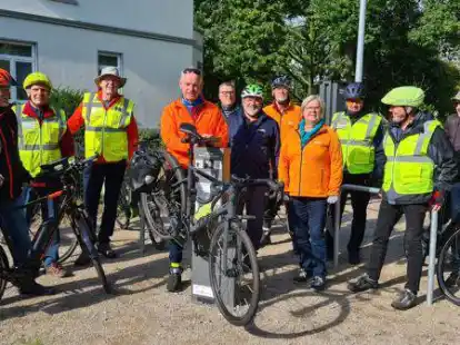 Die Fahrrad-Routenpaten des Ammerlandes: Werner Trauernicht (v. l.), Friedhard von Seggern, Egon Onnen, Frank Bullerdiek, Achim Becker, Martin Behrendt, Klaus-Peter Mensing, Gudrun Behrendt, Roland Renken, Erwin Gertje und Enno Edzard.