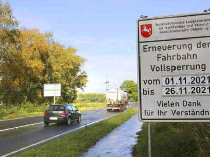 Schilder weisen am Fahrbahnrand bereits darauf hin, dass die Bundesstra&szlig;e 212 bei Oberhammelwarden f&uuml;r etwa vier Wochen gesperrt sein wird.