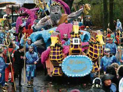 Die Engstelle Steinacker, an der sich der Festwagen der &bdquo;Adelheider&ldquo; hier (Bild vom Umzug 2020) befindet, soll k&uuml;nftig entfallen.