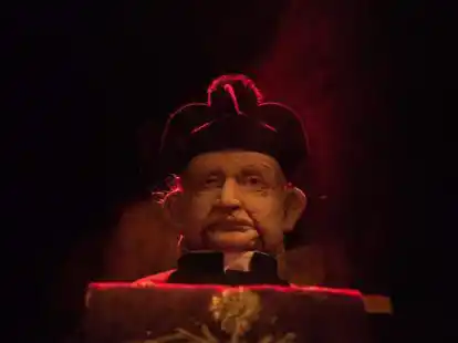 Der Priester: Eine Figur aus der Inszenierung &bdquo;Das Feld&ldquo; im Theater Laboratorium