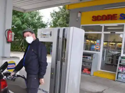 Sauer &uuml;ber die hohen Spritpreise: Dieser Berufspendler f&auml;hrt rund 100 Kilometer am Tag. &bdquo;Da kommen schnell hohe Spritkosten zusammen.&ldquo;