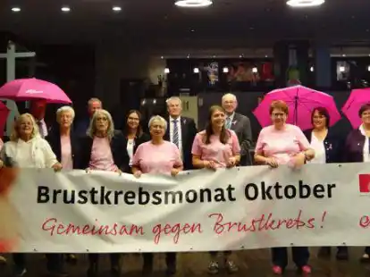 Aufkl&auml;rung in Pink: die Auricher Ratsfrauen nutzten die letzte Ratssitzung als Podium, um im Foyer der Stadthalle f&uuml;r die Fr&uuml;herkennung von Brustkrebs zu werben.