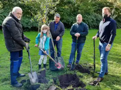 Obstb&auml;ume f&uuml;r den Schulgarten: Zusammen pflanzten Heiko Ockenga (von links), Sch&uuml;lerin Svea, Andreas Reents, Mario Rennwanz (Vater von Svea) und Dominik Wedemann, kommissarischer Rektor.