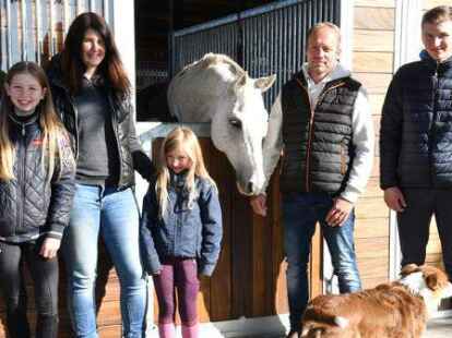 Freuen sich &uuml;ber den Preis: Julie und Heinz-Gerd Br&uuml;ning mit ihren Kindern Jannie-Lizara (von links), Lale-Mynou und Lukas