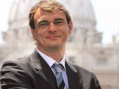 Sprach vor vollem Haus im NGO &uuml;ber die Situation im Vatikan: Andreas Englisch vor dem Petersdom.