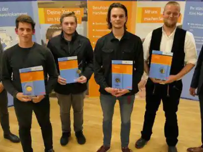 Das sind die Besten: Handwerkskamme-Hauptgesch&auml;ftsf&uuml;hrer Heiko Henke (li. und Kammerpr&auml;sident Eckhard Stein (re.) ehrten (v.li.) Ole Juchem, Stefan D&ouml;ll, Luca Matthis Wehle und Marcel Kamp, nicht auf dem Bild ist Justus F&ouml;rster.