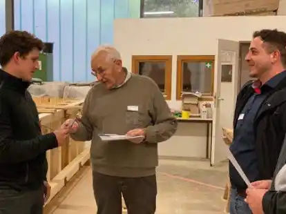 Ole Juchem (links) wurde als Landessieger der Beton- und Stahlbauer ausgezeichnet.