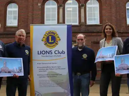 Peter Jelkmann, Harald Hillmer, Holger Klukas und Stephan Sandvo&szlig; (von links) vom Lionsclub Nordenham/Elsfleth statteten der Grundschule Elsfleth einen Besuch ab. Dabei stellten sie der Schulleiterin Karen Freels auch den diesj&auml;hrigen Adventskalender vor.