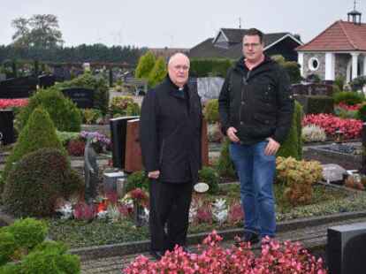 Pfarrer Paul Horst (l.) und Rechnungsf&uuml;hrer Florian B&ouml;ckmann laden zur Gr&auml;bersegnung ein.