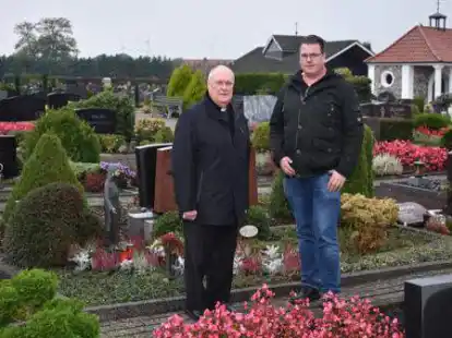 Pfarrer Paul Horst (l.) und Rechnungsf&uuml;hrer Florian B&ouml;ckmann laden zur Gr&auml;bersegnung ein.