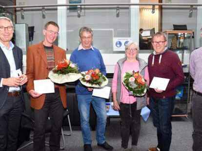 Die Siegerehrung der Fahrrad-R&auml;tseltour (von links): Thorsten Schmidtke, Franz Helmers, Siegfried St&ouml;ver, Karin und Hartmut Logemann und Arne Kunz.