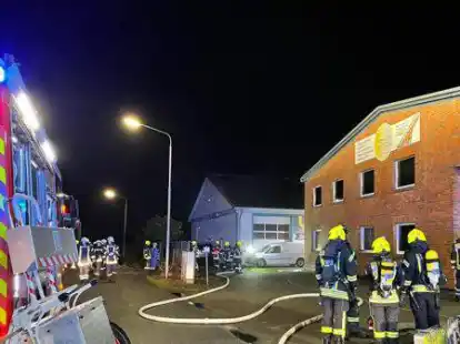 Das Feuer war in einer Produktionshalle ausgebrochen.