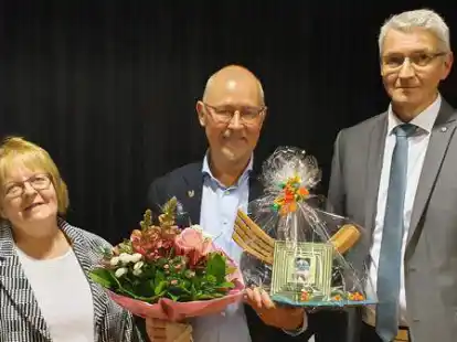 Abschied: Holger Lebedinzew (Mitte) mit dem ebenfalls scheidenden Ratsvorsitzenden Bernhard Wolff (r.) und Ratsfrau Ursula Budde (l.).